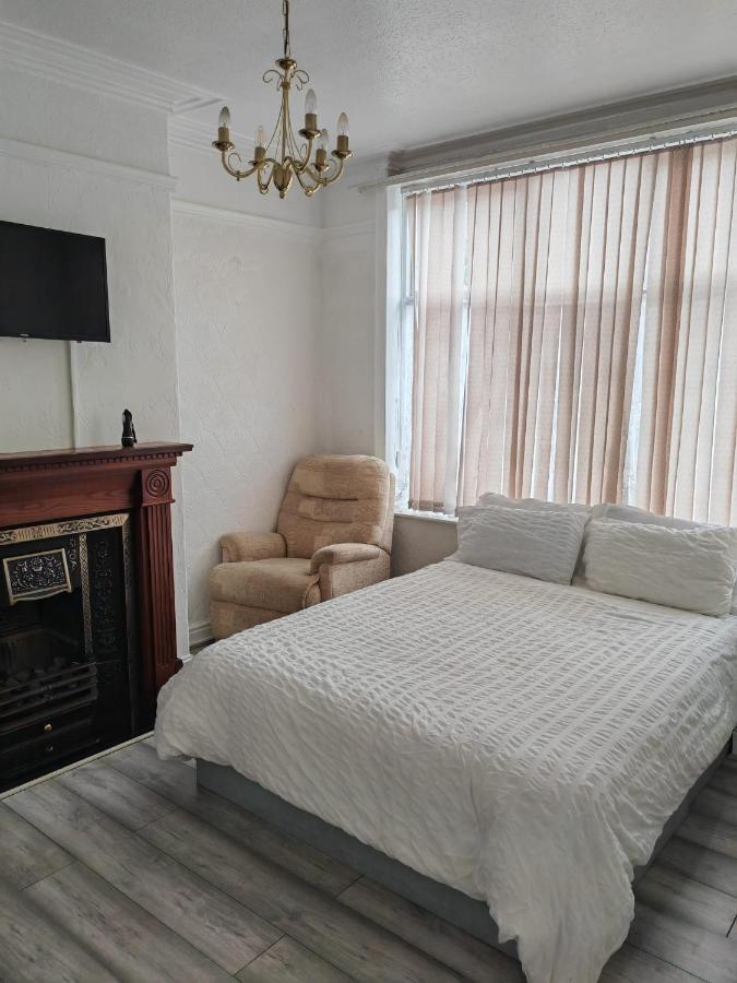 White House Apartment Манчестър Екстериор снимка